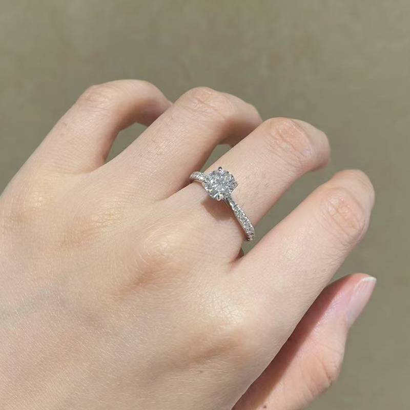微镶四爪女戒S925银镀白金定制选款主石莫桑钻1.0ct/副石高碳钻